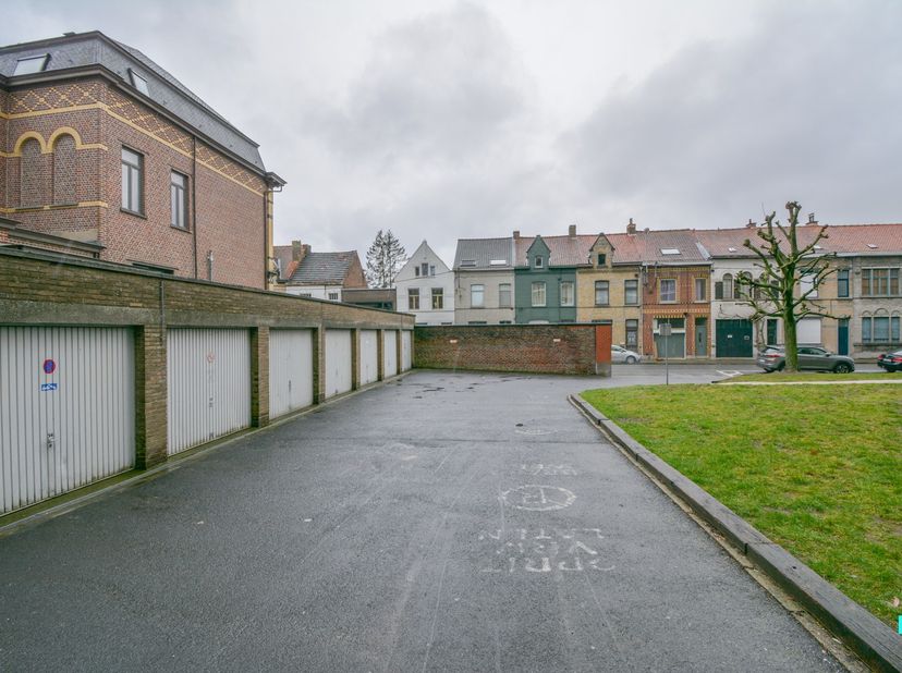 Deze&amp;nbsp;garagebox&amp;nbsp;met kantelpoort is gelegen aan de residentie Isabella Caroline Rose-Marie.&amp;nbsp;<br />
Gunstige ligging nabij het station van