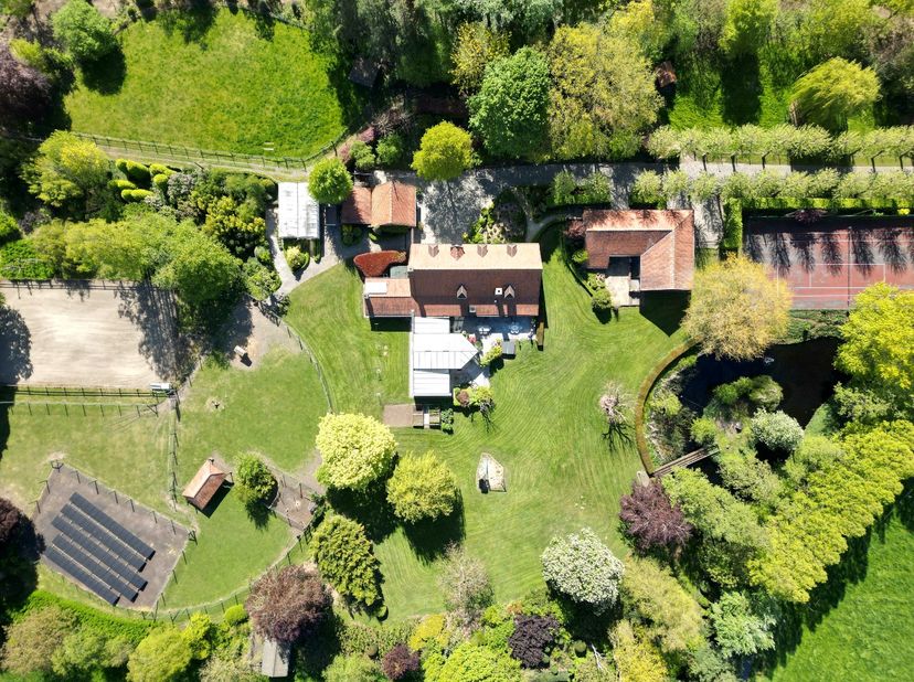 UITZONDERLIJK LANDHUIS MET  FRAAIE TUINEN – VIJVER – WEIDES…<br />
<br />
Aan de dorpsrand van Zonnebeke presenteren wij dit uitzonderlijk landhuis ge