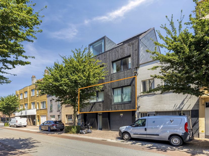 Ontdek dit ruime en instapklare appartement van 96 m², gelegen in een rustige en aangename woonomgeving in Oostende. Dankzij de recente renovatie, de
