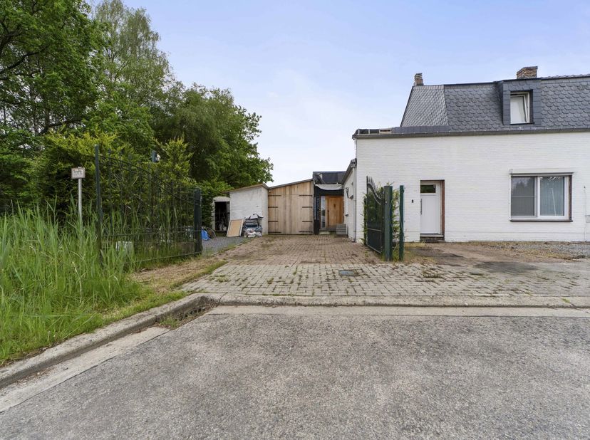 Welkom in deze prachtige, recent gerenoveerde woning waar comfort, design en functionaliteit naadloos samenkomen. Gelegen in een rustige, aangename bu