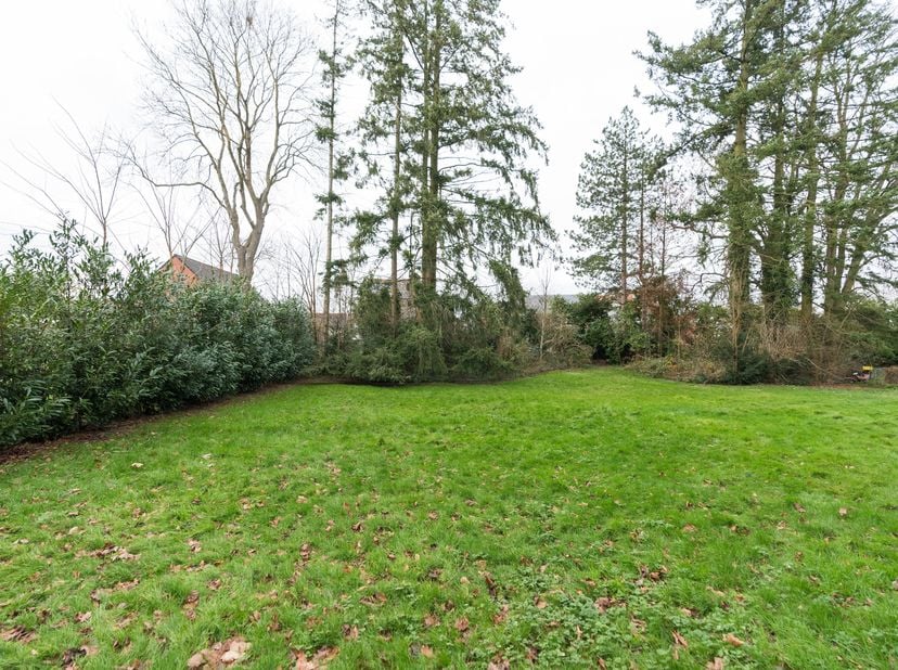 RIXENSART, dans une ruelle paisible et à proximité de toutes les facilités du Quartier de Bourgeois, splendide TERRAIN A BÂTIR de 8 ares 33ca aux cara