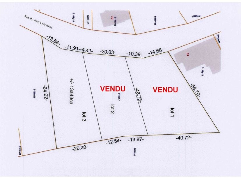 Te koop: een prachtig perceel van meer dan 13 are met een voorgevel van +/- 25 meter, onder voorbehoud van bevestiging van oppervlakte en afmetingen d