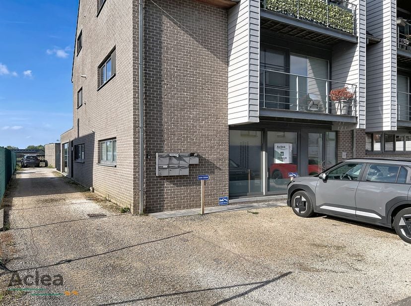 Een recent appartement op de gelijkvloerse verdieping een kleine aangename residentie in Bezele-Dorp. Het appartement heeft achteraan een eigen geslot