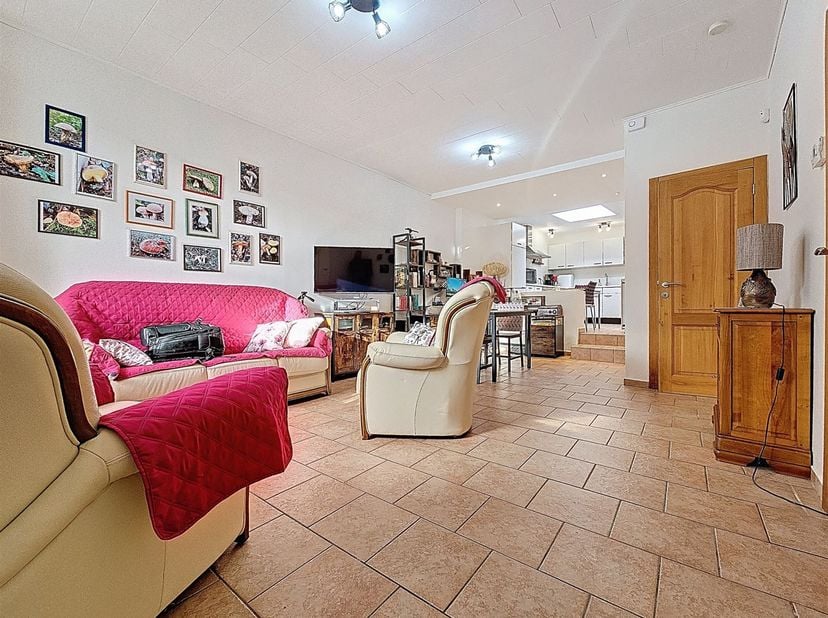 VIAGER OCCUPE ( 1 personne 71 ans )<br />
Maison 1 chambre de plain-pied comprenant:<br />
REZ: Living, cellier, salle de douche, cuisine meublée, une