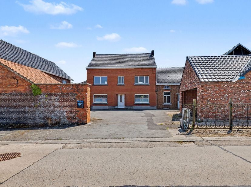 Deze karaktervolle hoeve biedt een unieke combinatie van ruimte, authenticiteit en potentieel. De zeer ruime en solide woning beschikt over een schuur