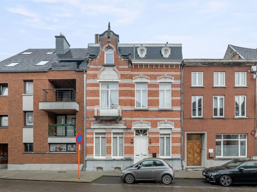 Op een absolute A-locatie, pal in het historische hart van Sint-Truiden, bevindt zich aan de Houtmarkt 20 een statig herenhuis dat luxe, authenticitei