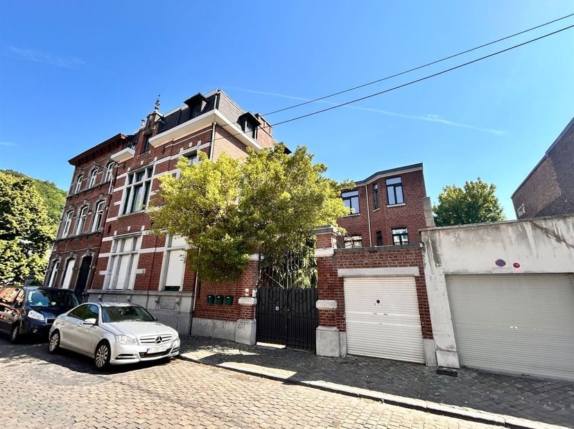 Situé dans une rue calme, à l'écart de la circulation, ce bel appartement se trouve au 2ème étage d'une magnifique maison de maître au charme indéniab