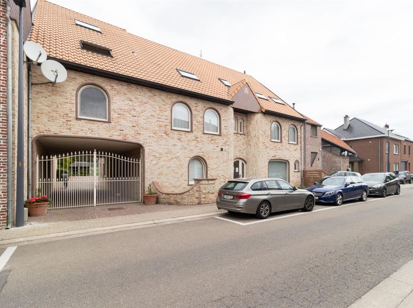 EVERBERG - Prachtig en zeer ruim gelijkvloers appartement, zeer rustig gelegen en vlakbij winkels en openbaar vervoer. Schitterende living van 60m² me