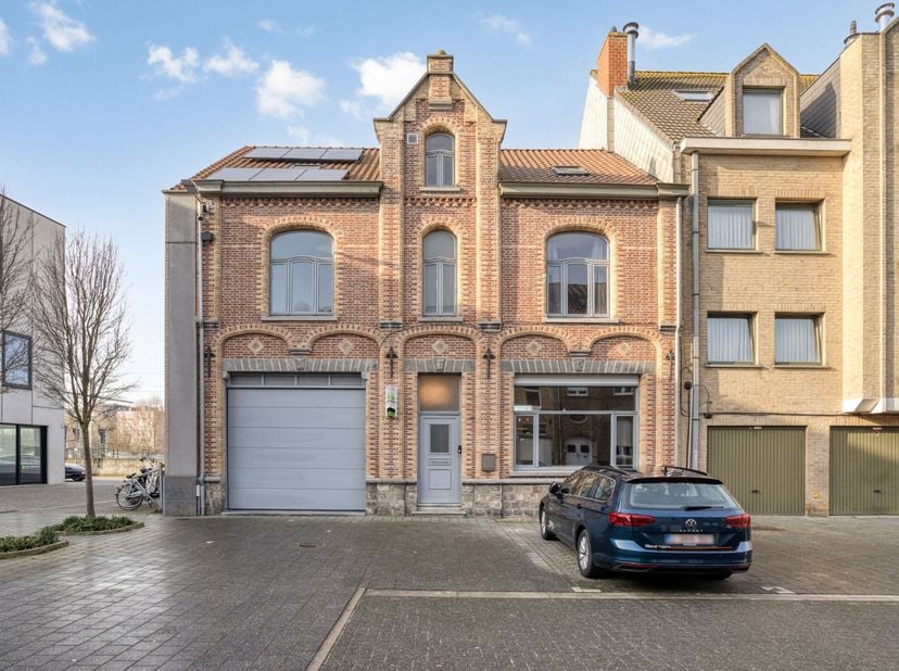 In Ieper, op een steenworp van de Grote Markt, bevindt zich deze grotendeels gerenoveerde halfopen herenwoning met een indrukwekkende bruikbare vloero