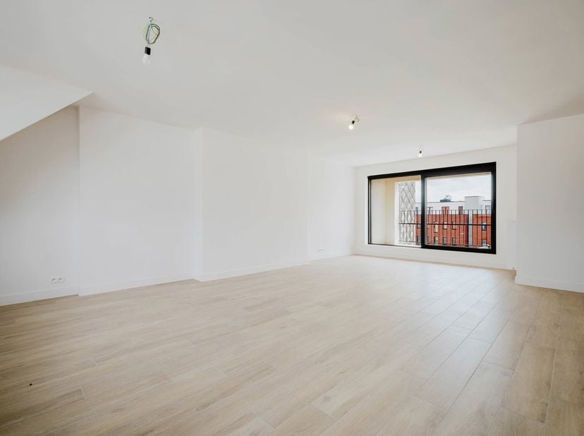 LIGGING<br />
Gelegen in de Kortrijkstraat geniet dit volledig vernieuwde appartement van een uitstekende ligging tussen het bruisende centrum van Dei
