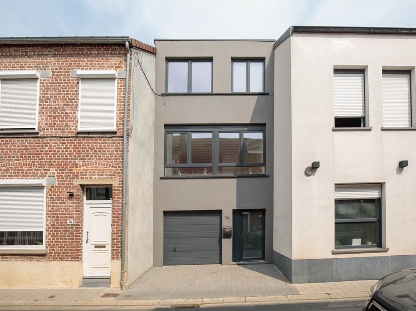 Op zoek naar een leuk gerenoveerde bel-étage woning? Deze recente totaalrenovatie in het centrum van Tienen ligt op slechts 250m wandelen van de Grote