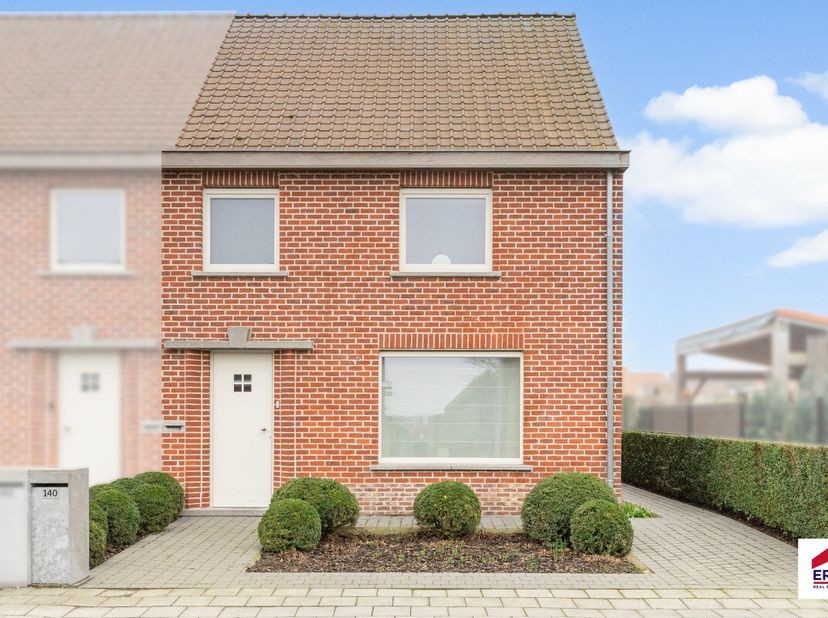 [[ CE BIEN PARTICIPE À LA JOURNÉE MAISONS OUVERTES ERA LE 13/6 DE 11:00 À 12:00 ]] vendre : spacieuse maison semi-ouverte à Oostrozebeke, située au ca