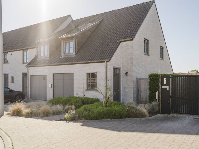 Gelegen in een rustige en kindvriendelijke straat in Rollegem geniet deze halfopen woning van een vlotte verbinding naar het centrum van Kortrijk en d
