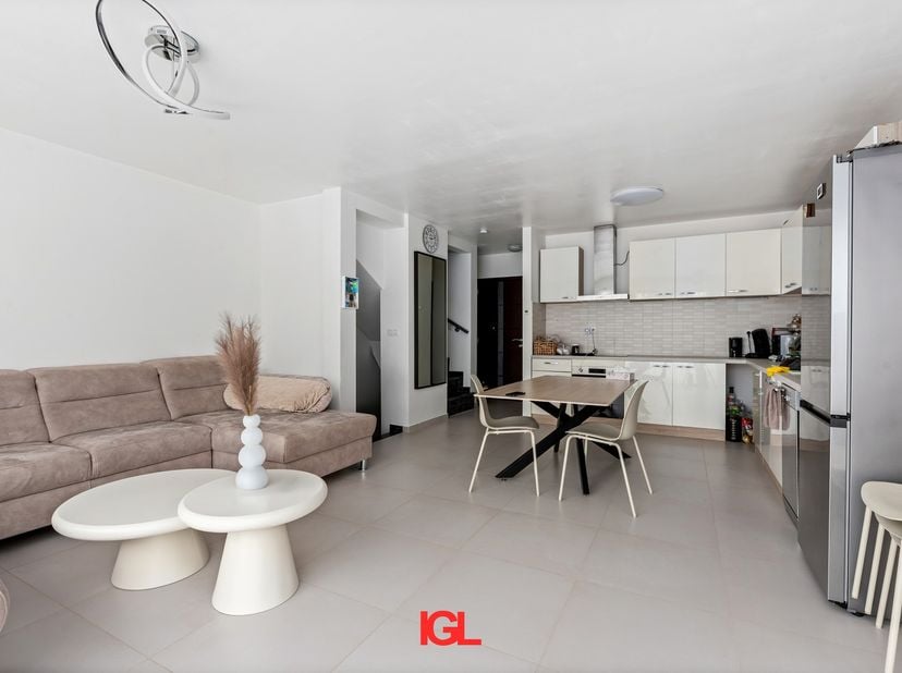 Ontdek dit instapklare en lichtrijke duplexappartement, gebouwd in 2018, waar ruimte, comfort en een uitstekende ligging hand in hand gaan.<br />
Met