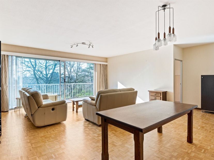 Ruim en instapklaar appartement (112m²), gelegen in een mooi groen domein, voorzien van 3 slaapkamers en 2 grote en zonnige terrassen met open zicht o