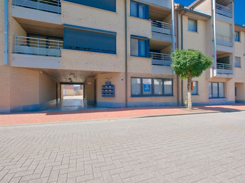 LICHTERVELDE – prachtig gelijkvloers appartement met 1 slaapkamer, binnenkoer en garage<br />
<br />
Op het gelijkvloers bevindt zich dit prachtige éé