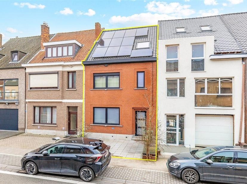 Ontdek deze verder te renoveren woning op een gunstige ligging in Wetteren. Met een bewoonbare oppervlakte van 229m² biedt deze woning alle ruimte en