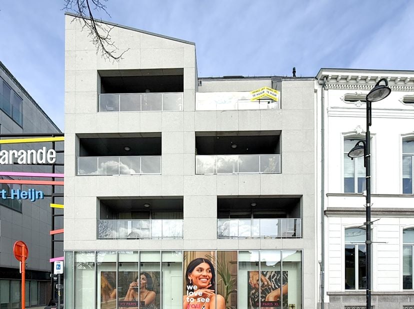 Dit duplexappartement bevindt zich op een toplocatie, pal op de Grote Markt van Beveren, met een prachtig zicht op het plein.<br />
<br />
De indeling