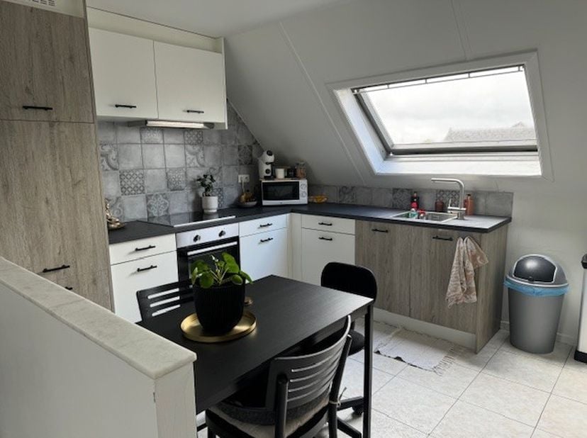 Ben jij op zoek naar een knus appartement? Dan is dit praktisch appartement op de 3de verdieping (geen lift) precies wat je zoekt!<br />
Je komt binne