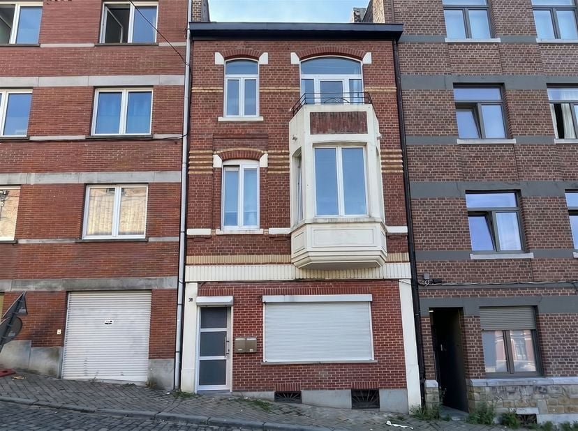Dans une rue calme à proximité d'un parc et sous le quartier de la Citadelle, un immeuble rénové tout récemment. A quelques minutes à peine des grands