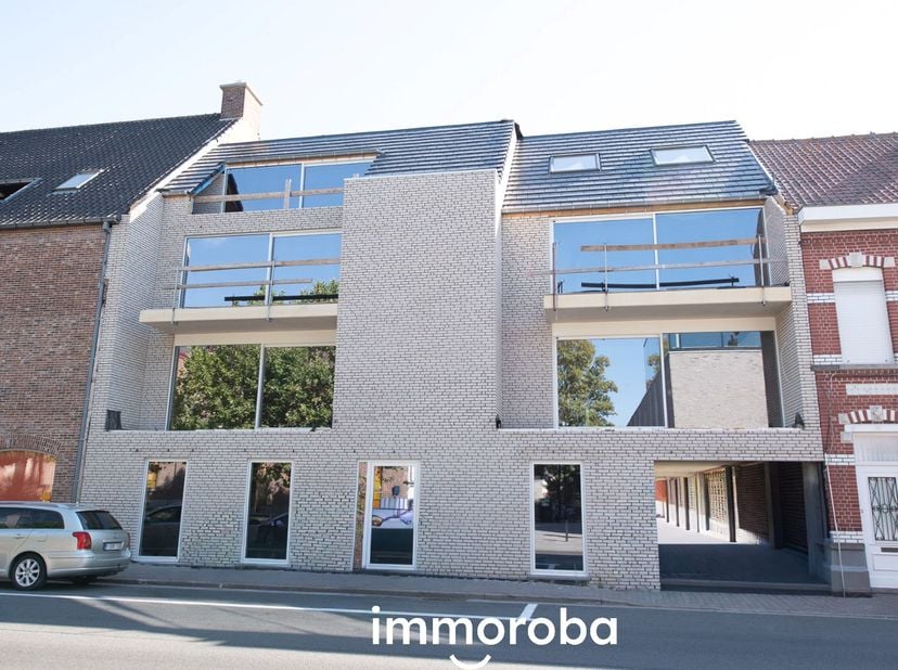 Geniet van het comfort van dit gelijkvloerse appartement met eigen tuin en terras. De lichtrijke leefruimtes en hoogwaardige materialen maken van dit