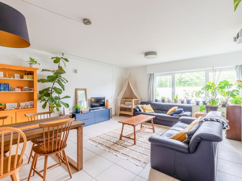 Dit ruim appartement,&amp;nbsp;met uitstekende toegang tot belangrijke invalswegen,&amp;nbsp;lokale winkels en openbaar vervoer, bevindt zich op een steenworp