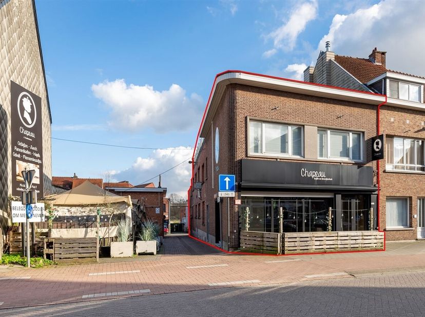 Het pand bestaat uit twee afzonderlijke delen.<br />
Het handelsgelijkvloers diende als bakkerij, gecombineerd met een broodjeszaak. Bij binnenkomst w
