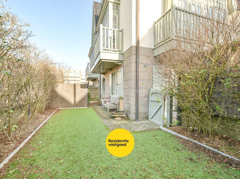 In het hart van de charmante Concessie van De Haan, op amper 20 meter van de zeedijk, bevindt zich deze instapklare hoekwoning op Leopoldplein 13A. Ge