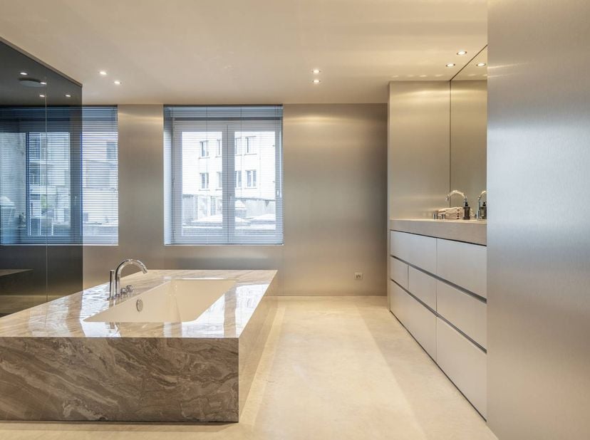 Deze prachtige, lichtrijke loft met een bewoonbare oppervlakte van maar liefst 192 m² is gelegen in de Sint-Jorisstraat te Kortrijk, op wandelafstand