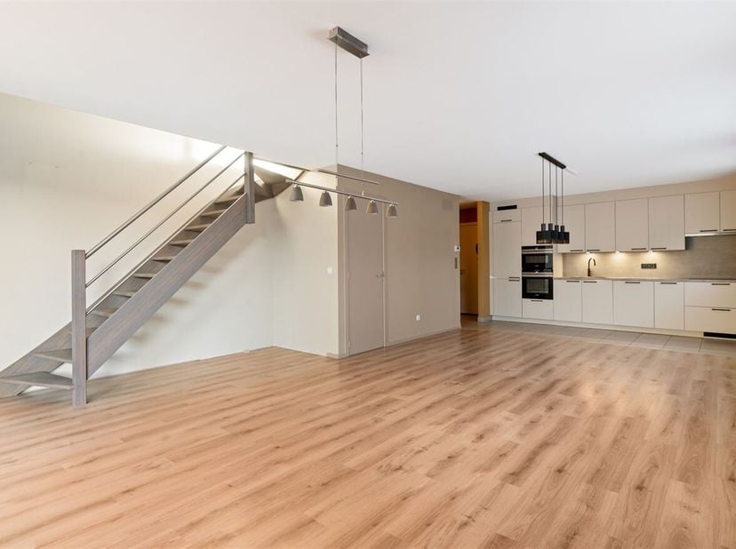 Appartement duplex spacieux et prêt à l'emploi avec 3 chambres à coucher et une terrasse ensoleillée !<br />
Environnement : Dans une rue calme près d