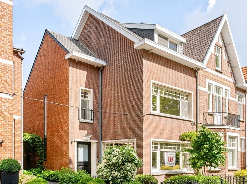 De woning beschikt op het gelijkvloers over een ruime inkomhal met gastentoilet, een prachtige leefruimte met open keuken, een wasplaats en kelder. Op