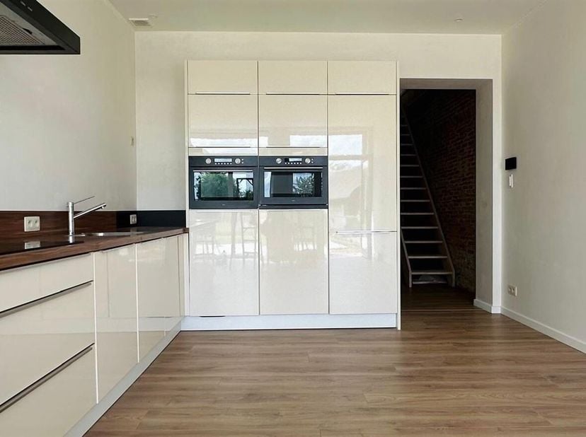 Volledig gerenoveerde woning met 2 slaapkamers, tuin en kantoorruimte of derde slaapkamer.<br />
Ligging: Deze instapklare woning is rustig gelegen in