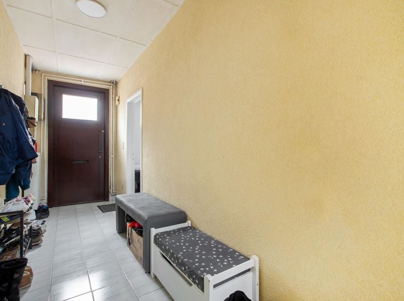 Deze ruime halfopen woning biedt een mooie combinatie van wooncomfort, praktische ruimte en energiezuinige voorzieningen. Met vier slaapkamers, twee b