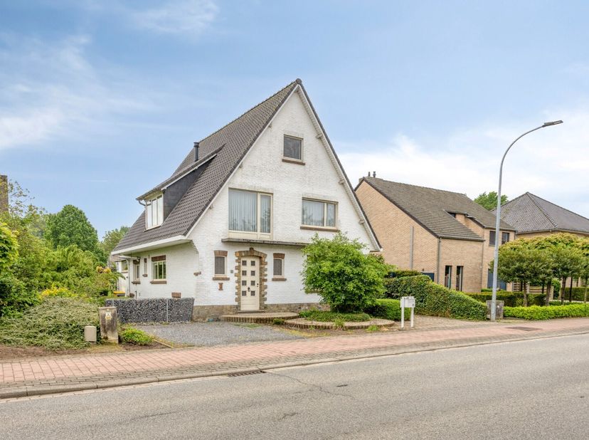 Deze goed onderhouden gezinswoning is gelegen in de straat Eikevelden te Geel. Door zijn centrale ligging bevinden scholen, winkels en andere voorzien