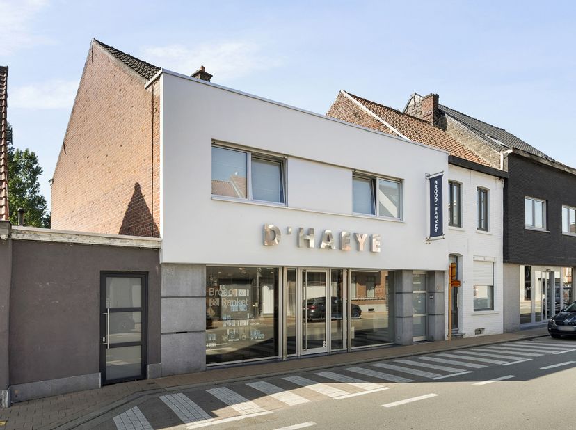 Un COMMERCE ENTIÈREMENT ÉQUIPÉ avec espace de vente, atelier et une SPACIEUSE HABITATION séparée. EMPLACEMENT IDÉAL à proximité du centre de Meulebeke