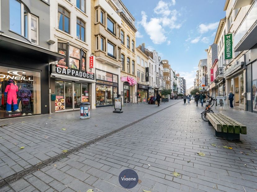Handelspand 105 m² op AAA-locatie in de verkeersvrije Adolf Buylstraat - commercieel gelegen aan het Wapenplein en de Kapellestraat, nabij het Casino-