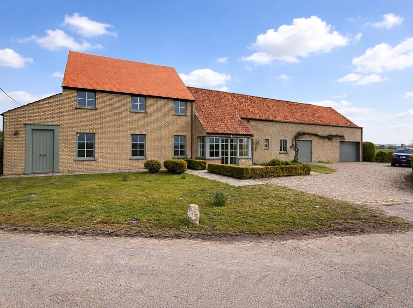Deze instapklare fermette is uitzonderlijk mooi gelegen in de Polders rond de manege van Knokke. De woning beschikt over 4 slaapkamers, een mooie tuin