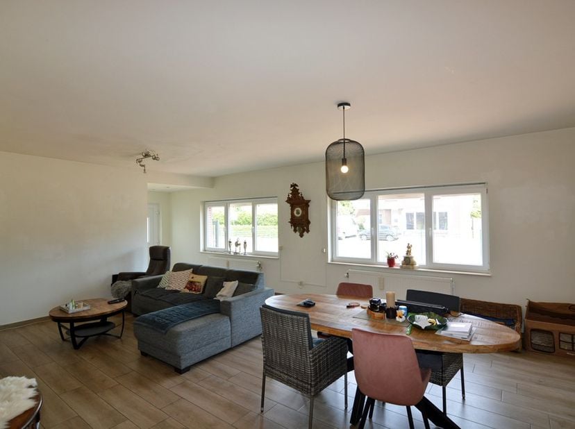 OMSCHRIJVING:<br />
GELIJKVLOERS: Inkomhal, ruime woonkamer (7,10 x 5,00 m) met veel lichtinval, open keuken (3,20 x 1,80 m) voorzien van RVS spoelbak
