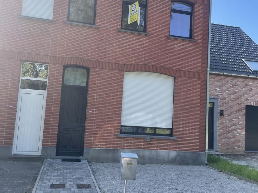 Deze totaal gerenoveerde gesloten bebouwing met drie/vier slaapkamers is gelegen in Avelgem-Bossuit.<br />
<br />
We betreden de woning via de zeer ru
