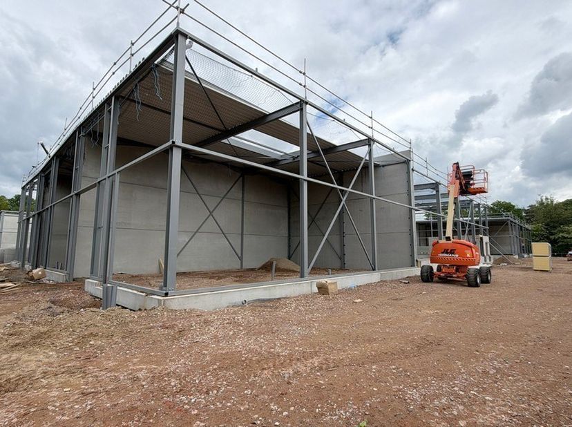 594m² nouveau bâtiment d'entrepôt<br />
Emplacement : dans la zone industrielle de Heultje-Hulshout<br />
<br />
Spécifications : structure en acier,