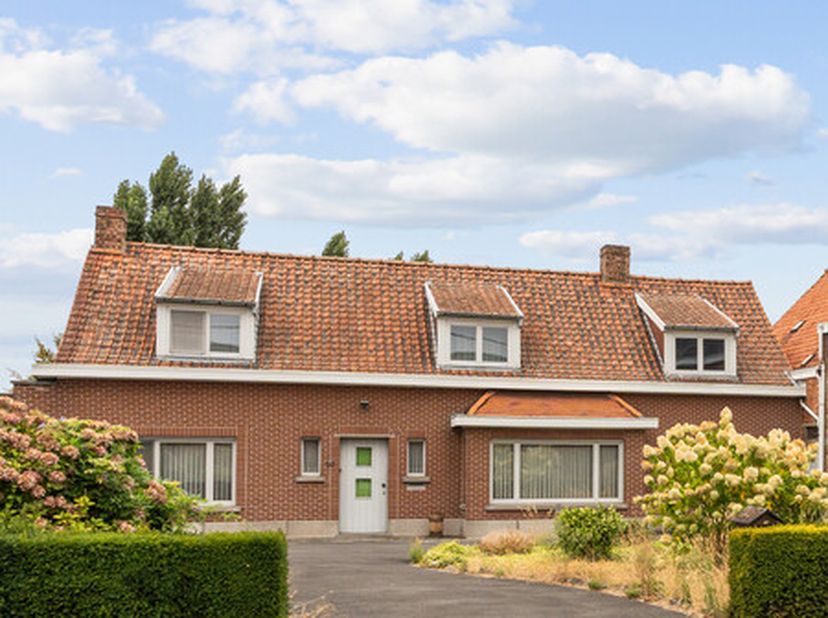 Te koop: Charmante, te renoveren woning/hoeve op 15.786 m² met loods.De woning en loods liggen in woongebied, achterliggend is er 14.286 m² agrarisch