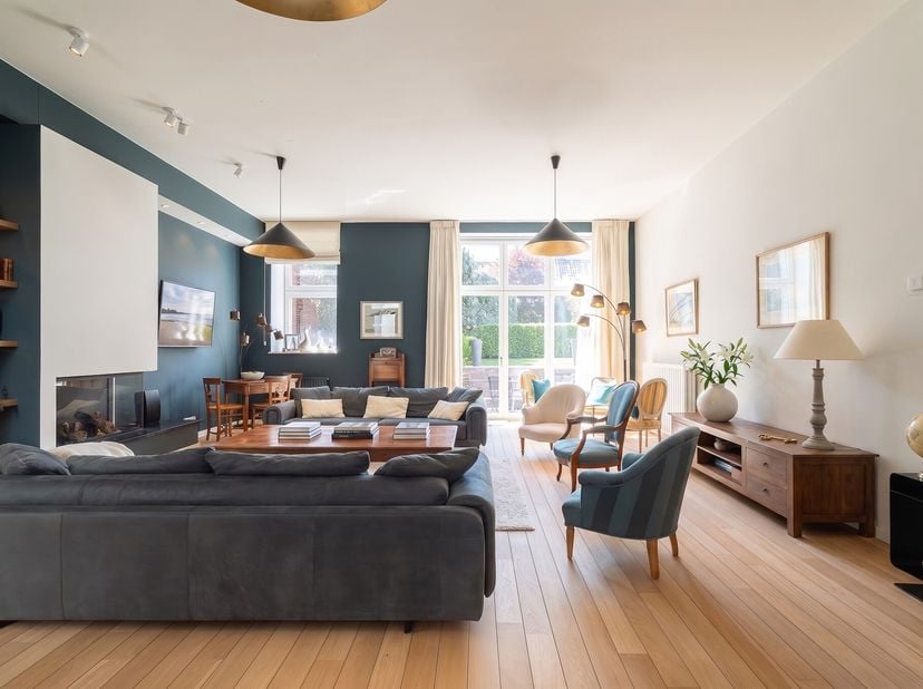 À quelques pas de la Grand-Place de Tournai, dans l'atmosphère préservée de l'ancien Couvent des Dominicains, cet appartement de plain-pied développe