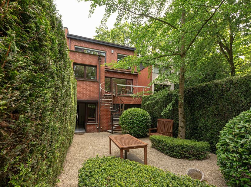 Uniek wonen aan het charmante Cogelspark in een karaktervolle bel-étage gezinswoning met praktijkruimte en tuin en groene zichten!<br />
Op zoek naar