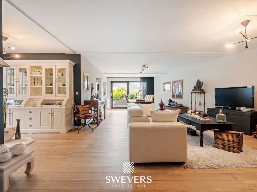 Voor meer info en fotos, surf naar www.swevers.be  Dit ruime gelijkvloerse appartement aan de Heidestraat 2/1 in Lanaken is volledig instapklaar en bi