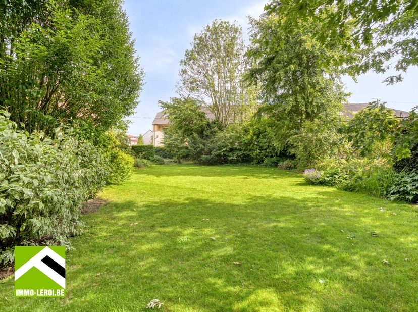 Consultez ce terrain de construction directement sur le site d'Immo Leroi : https://www.immo-leroi.be/pand/kopen-grond-tongeren/7591120?<br />
Situé à