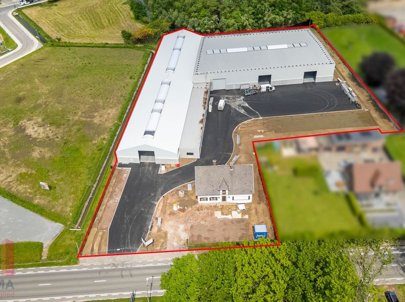 Dit hoogwaardig bedrijfsgebouw heeft een totale oppervlakte van 3.775 m² waarvan 275m² kantoren en sociale ruimte.&amp;nbsp;De site is vlot bereikbaar dan