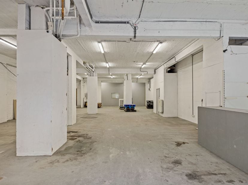 Commercieel gelijkvloers van ca. 250m² te Antwerpen!<br />
 <br />
Locatie: Dit handelspand te koop is gelegen op een gunstige locatie te Antwerpen.