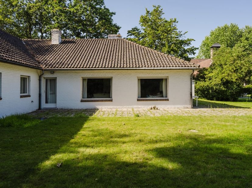 In één van de meest gegeerde residentiële wijken van Kortrijk,&amp;nbsp;De Marionetten, bevindt zich deze ruime gelijkvloerse villa op een prachtig, groen