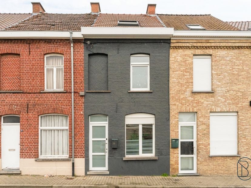 Ideale investering of als starterswoonst! <br />
Volledig gerenoveerde woning met 4 slaapkamers en tuin, gelegen op wandelafstand van winkels, scholen