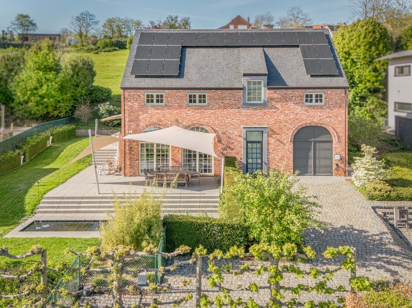 Villa uit 2002 in het geliefde Linden, gelegen in een rustige doodlopende straat en ontworpen door Kwadraat. De woning wordt omringd door een prachtig
